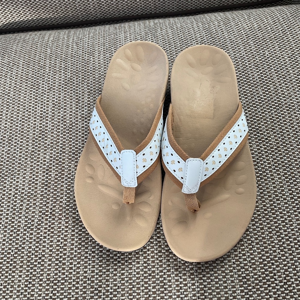 Moerdeng flip flops.Tan.39